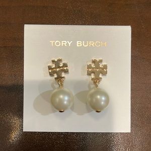 New Tory Burch gold logo pearl drop earring.